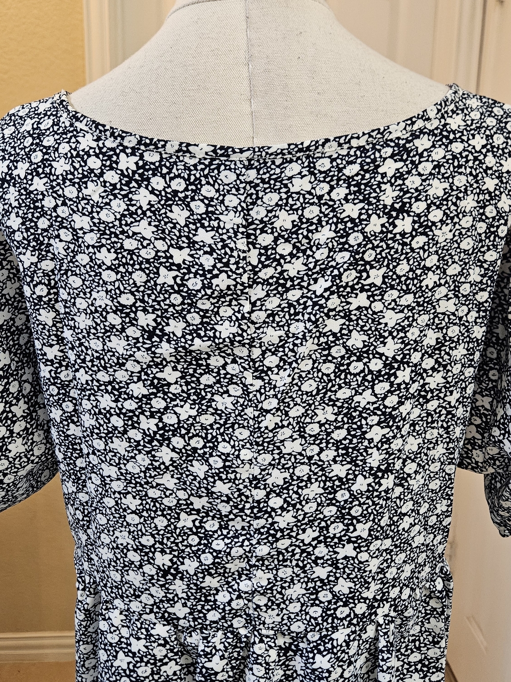 Emery Rose Navy Floral Babydoll Blouse – Size Small - Picture 8 of 10
